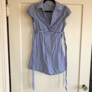 Cotton shirt dress. Tie and hidden side zipper.